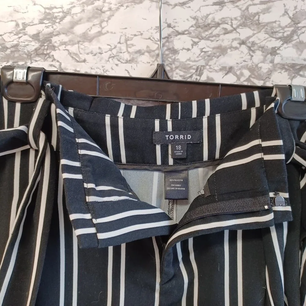 TORRID striped shorts with belt - Picture 2 of 3
